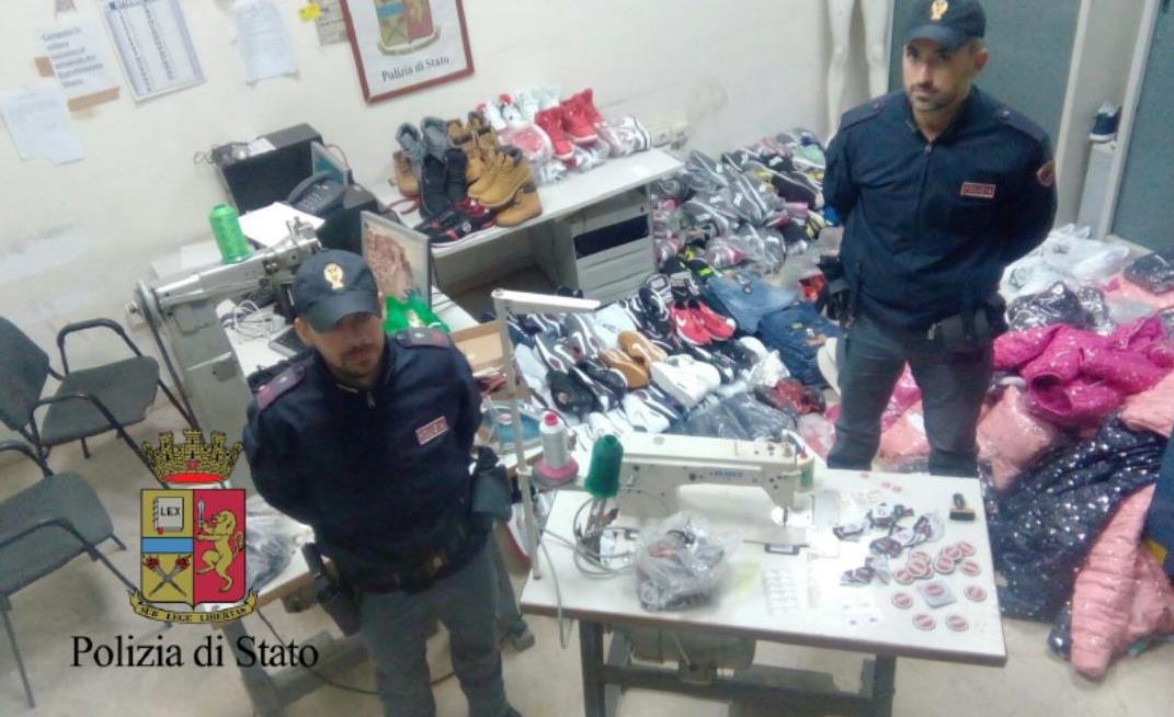 Napoli, la polizia scopre fabbrica di merce contraffatta in un garage di Forcella