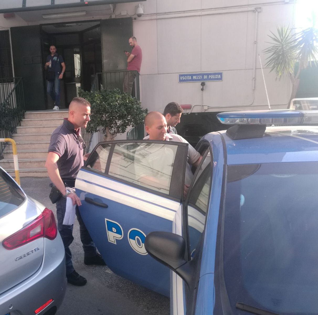 Estorceva danaro agli autisti dei bus turistici a Pompei: arrestato un benzinaio bulgaro