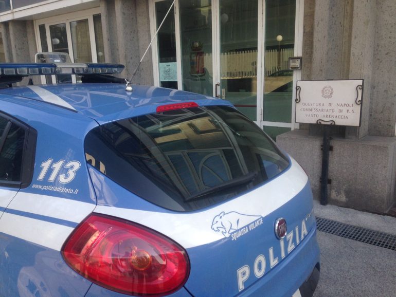 Napoli, in giro a spacciare con fidanzata incinta: arrestato 20enne