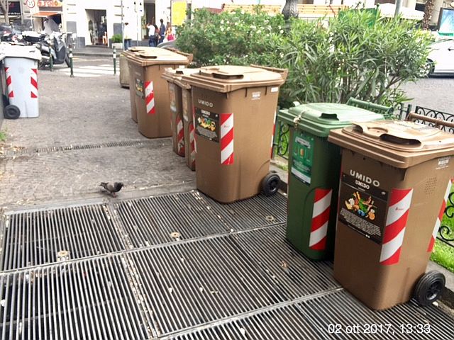 Napoli, i cittadini protestano: ”Piazza Vanvitelli o piazza bidoncini?”