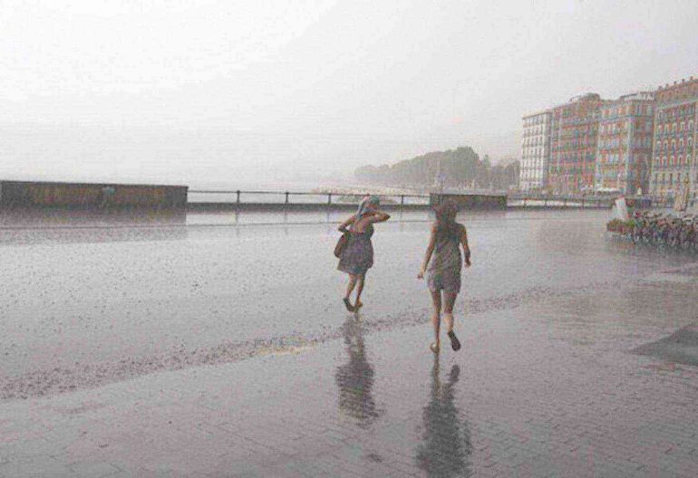 Allerta meteo in Campania: vento forte con raffiche e mare agitato fino a domani