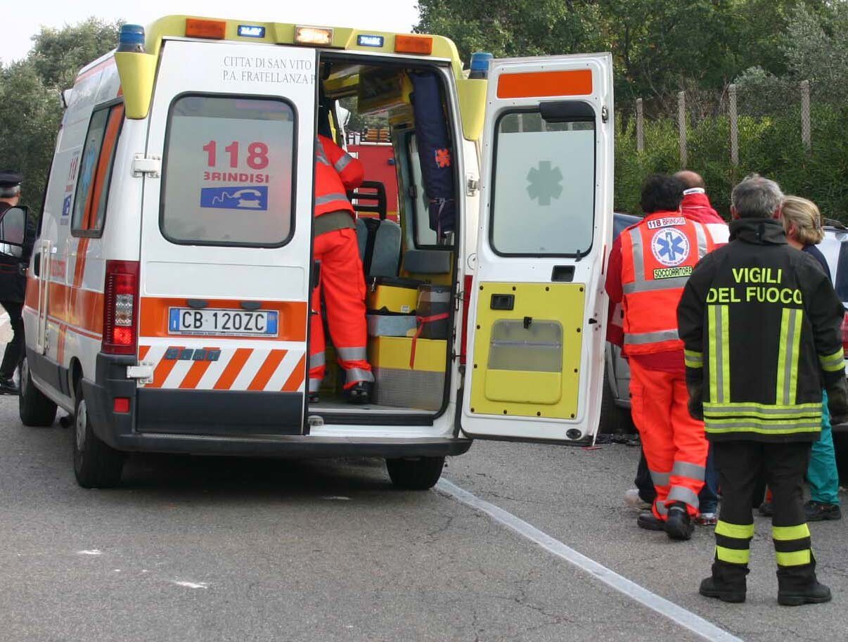 Due morti e tre feriti in un incidente ad Atena Lucana: le vittime sono baresi
