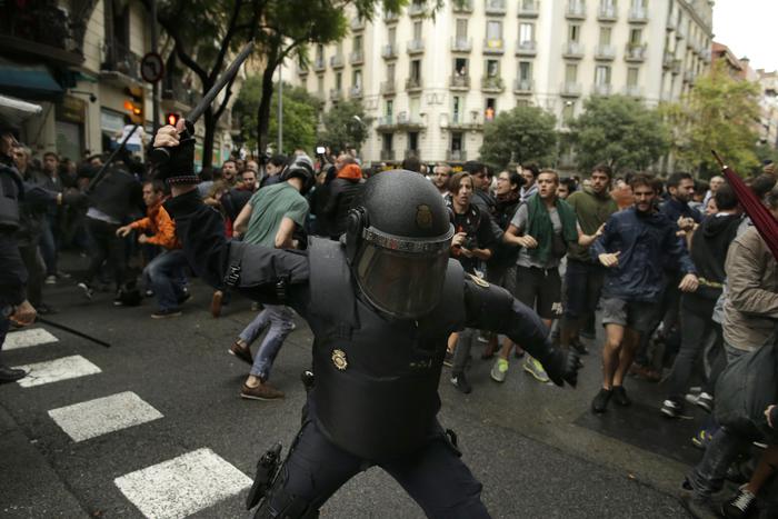 Referendum Catalogna, la polizia assalta i seggi: oltre 700 feriti