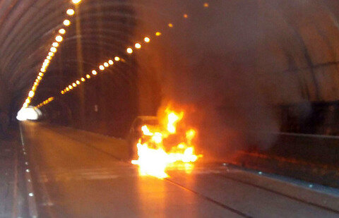 Napoli, auto in fiamme in Galleria Vittoria: traffico in tilt