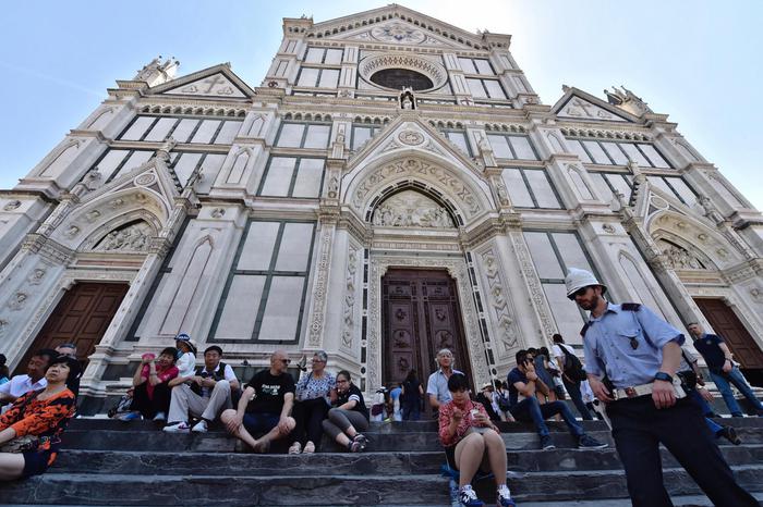 Firenze, cade pietra dalla basilica di Santa Croce: muore turista spagnolo