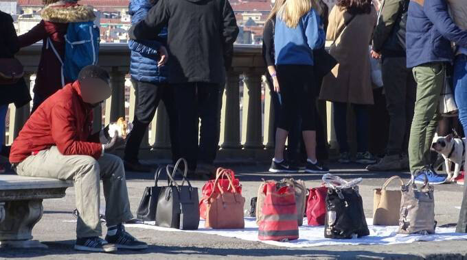 Napoli, vendeva false borse ai turisti del porto: migrante bloccato aggredisce i carabinieri