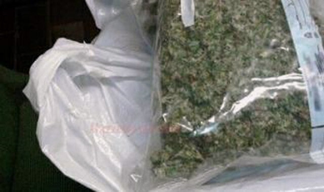 Lancia borsone con marijuana sul tetto del vicino, arrestato