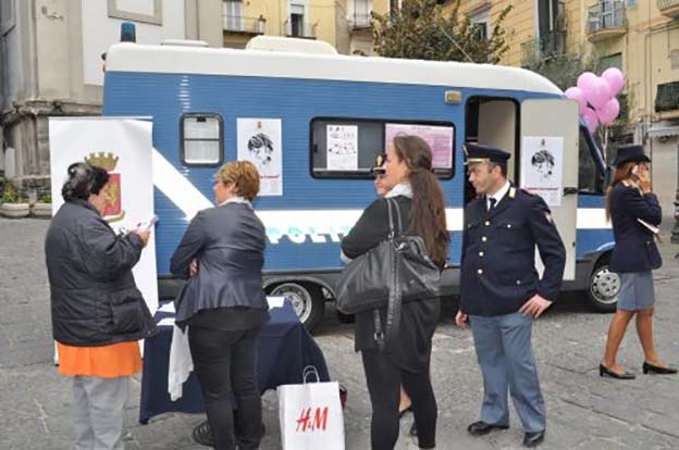 San Valentino: a Napoli camper Ps contro violenza su donne
