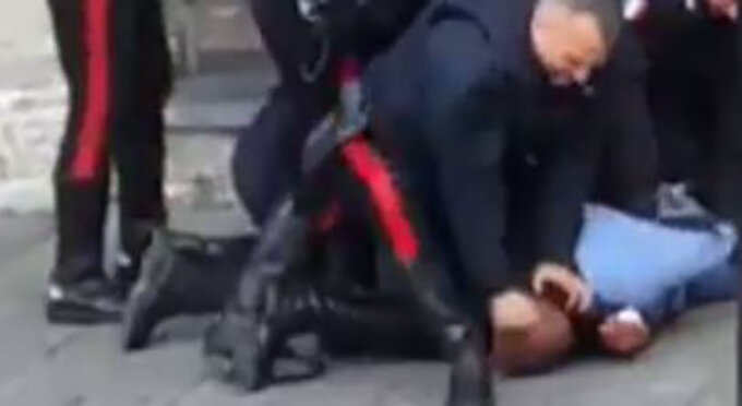 Napoli, incendia i cassonetti e poi morde un carabiniere: arrestato giovane migrante