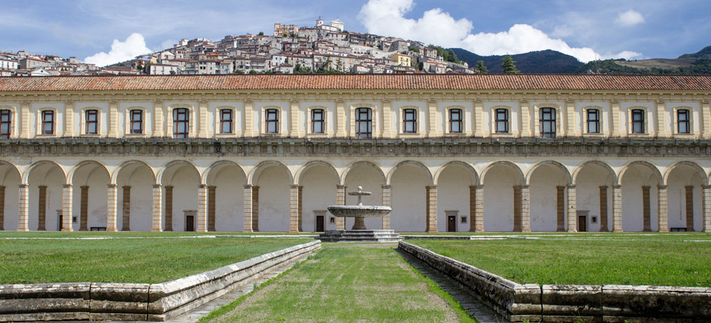 Bagno abusivo alla Certosa di Padula, i carabinieri sequestrano l’area
