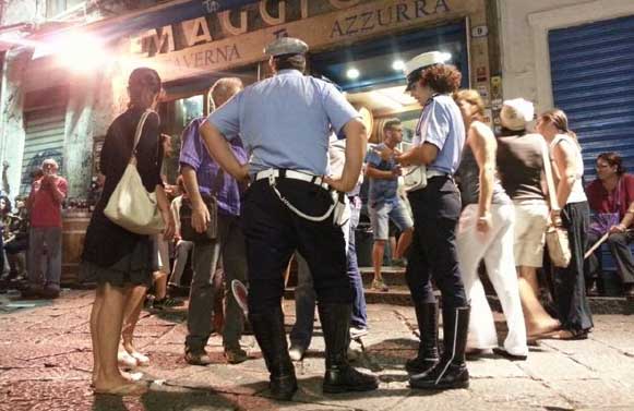 Movida sicura a Napoli, i vigili controllano 35 locali: 12 multati