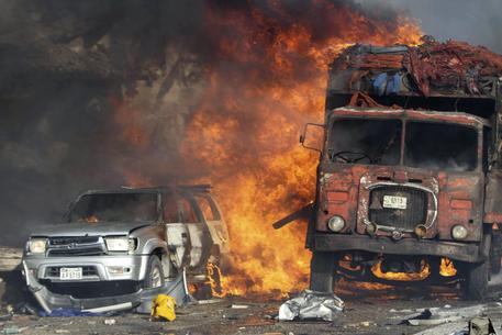 Mogadiscio: autobomba, 30 morti