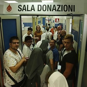 Napoli, folla di donatori di sangue al Cardarelli grazie ai tassisti partenopei