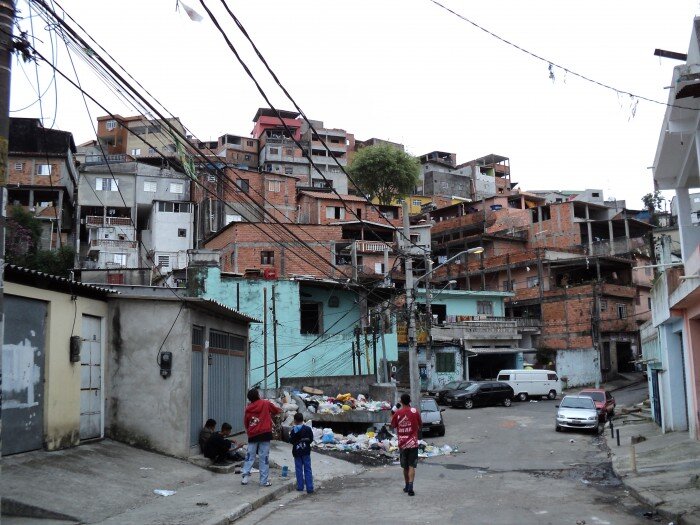 Bimbe uccise nella ‘favela’: i narcos torturano i due sospetti