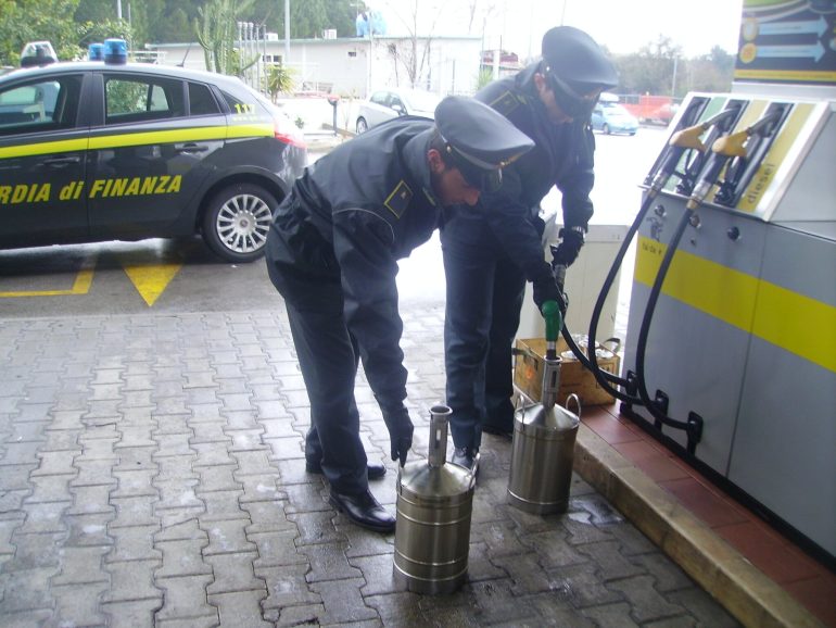 Truffa carburanti, sequestrate beni e soldi per 11 milioni di euro tra Napoli e Ascoli Piceno
