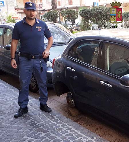 Napoli, rubavano pneumatici dalle auto in sosta: bloccati in due al Vomero