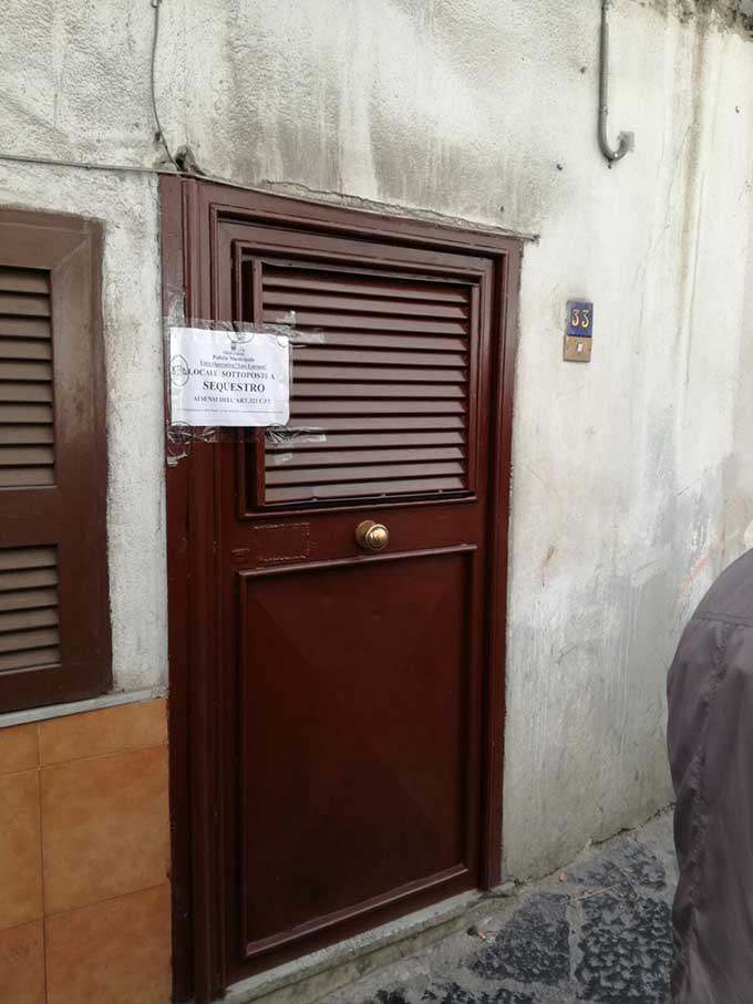 Napoli, blitz di polizia e vigili nei vicoli della prostituzione: denunce e sequestri