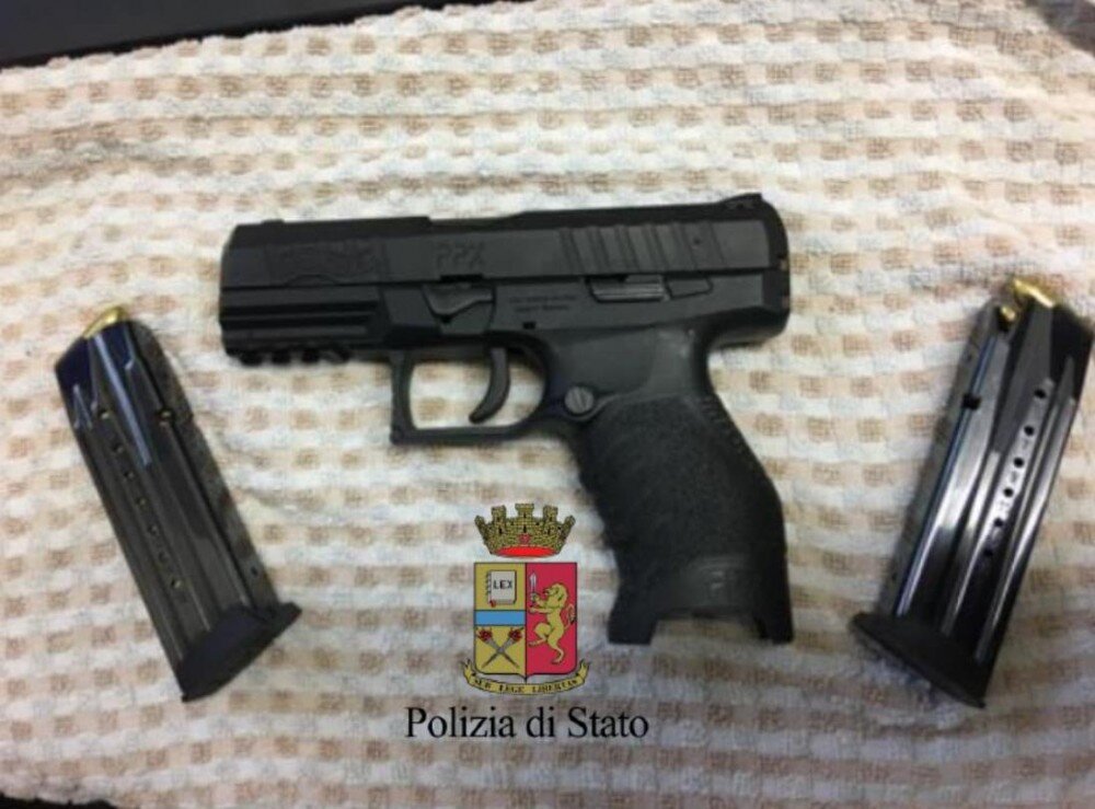 Napoli, nascondeva una pistola carica nel bagno: arrestato 61enne