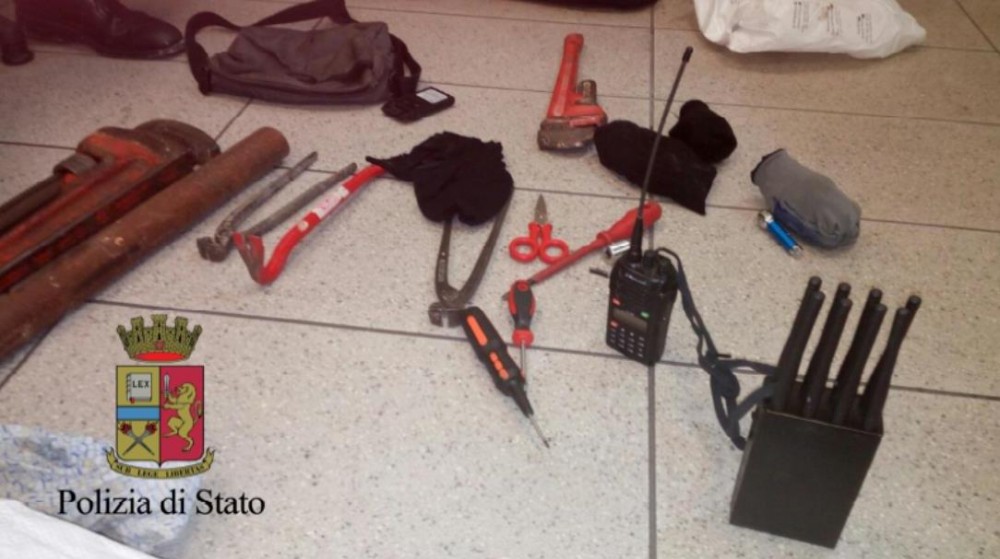 Napoli, la polizia blocca i ladri di rame della Metropolitana