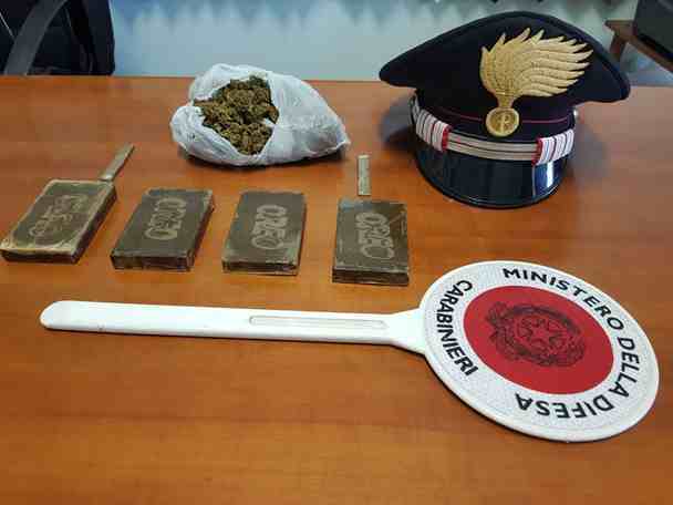 Hashish e cocaina in un condominio di Frattamaggiore, i carabinieri sequestrano la droga