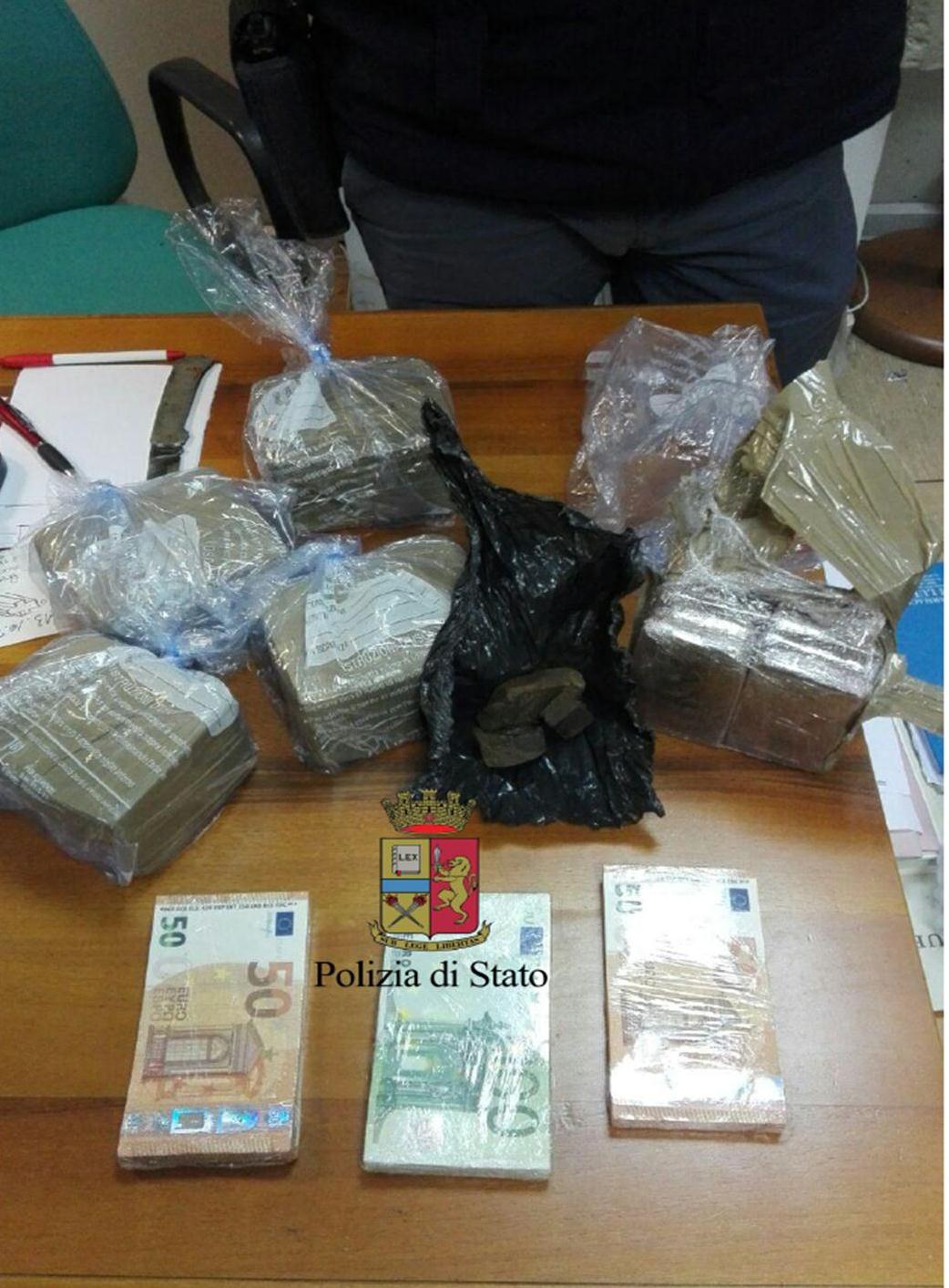 Napoli, nascondeva 5 chili di hashish e 20mila euro falsi nella busta della spesa: arrestato