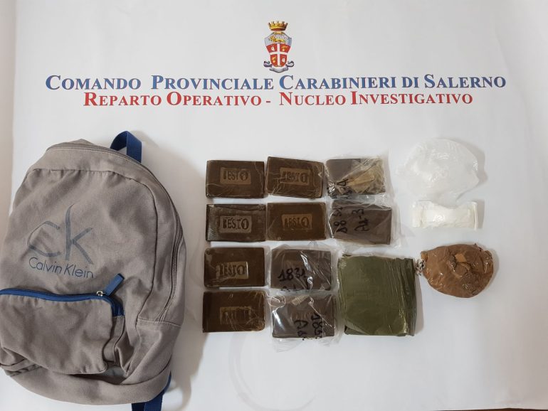 Coppia di giovanissimi viaggiava con un chilo di hashish in auto: ai domiciliari