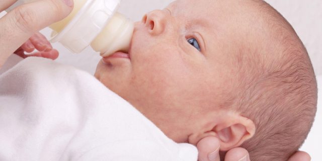 Neonato in ospedale per intolleranza al lattosio ma la struttura non ha il latte speciale: lo compra il papà