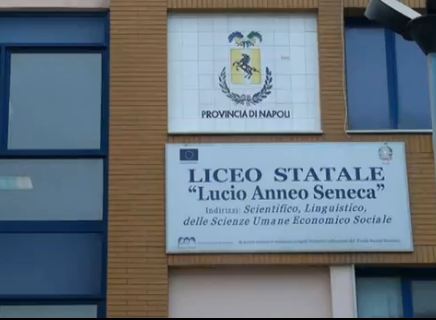 Raid vandalico con l’acido nei corridoi della scuola: sospese le lezioni al liceo Seneca di Bacoli