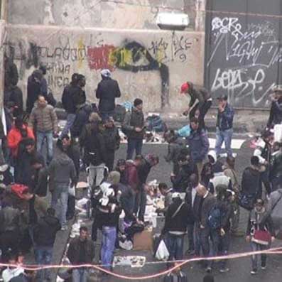 Napoli, folla di migranti aggredisce i poliziotti per impedire l’arresto di un ladro
