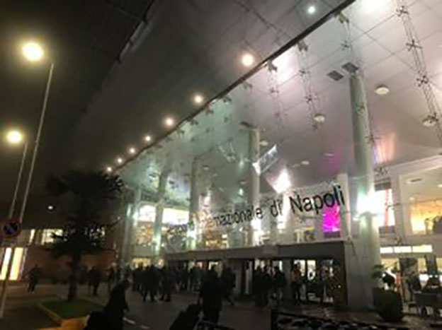 Napoli, la nebbia blocca i tifosi azzurri: niente aerei da Capodichino