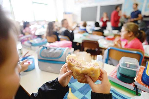 Benevento, esultano genitori e alunni: per il Tar si può mangiare il panino in classe