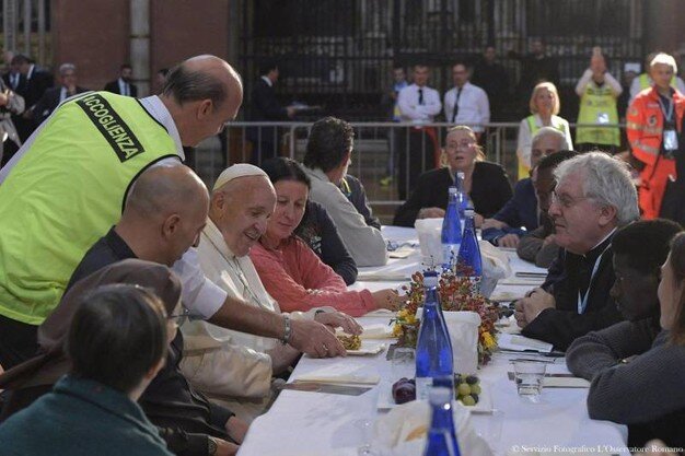 Due detenuti evadono dopo il pranzo col Papa: ricercati due napoletani