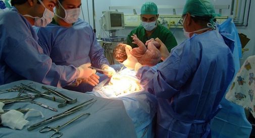I medici litigano in sala parto e la neonata muore: 5 indagati