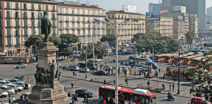 Napoli, Casapound e Centri Sociali si ‘sfidano’ in piazza Garibaldi: ma nessuno contatto