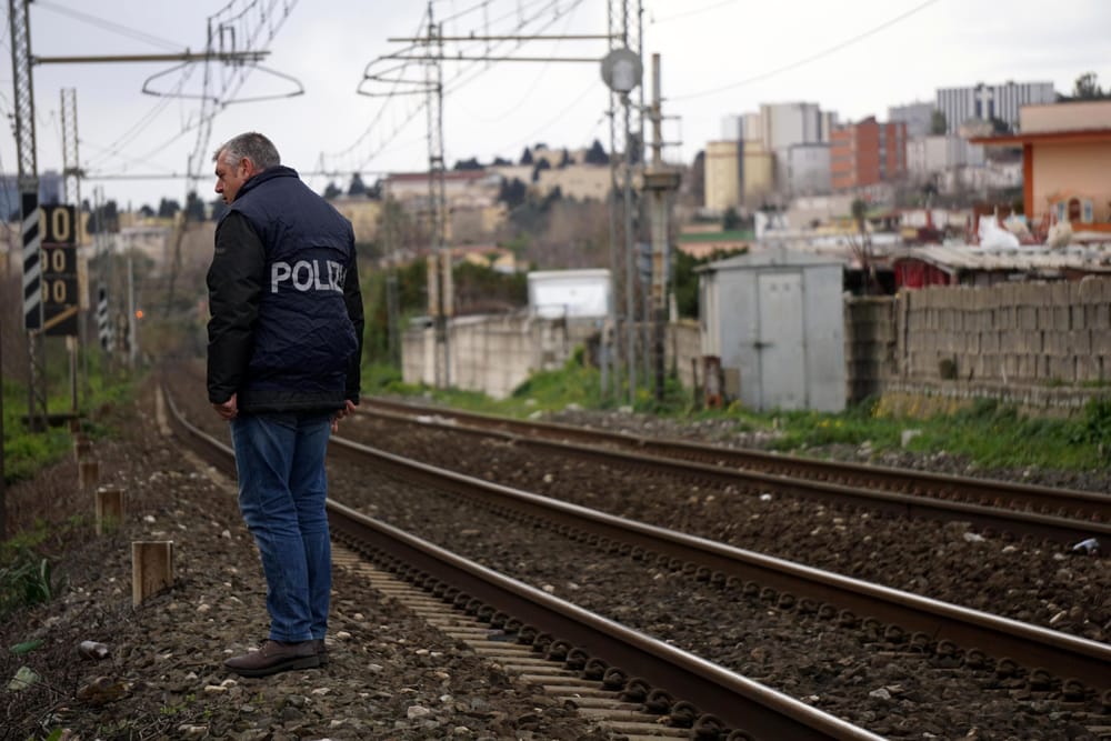 Salerno, anziano tenta il suicidio per problemi economici: salvato dalla Polfer