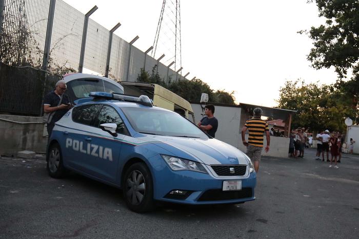 Napoli, la bimba trovata morta in auto a Scampia: era stata anche vittima di abusi sessuali