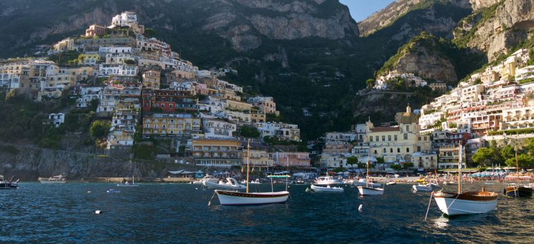 Positano: nuovo parcheggio scatena polemiche. Il Wwf: “Sventrato un costone”