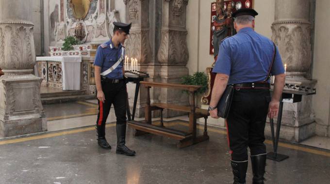Napoli, estorsione a parroco, sacrestano e fedeli durante la messa: arrestato
