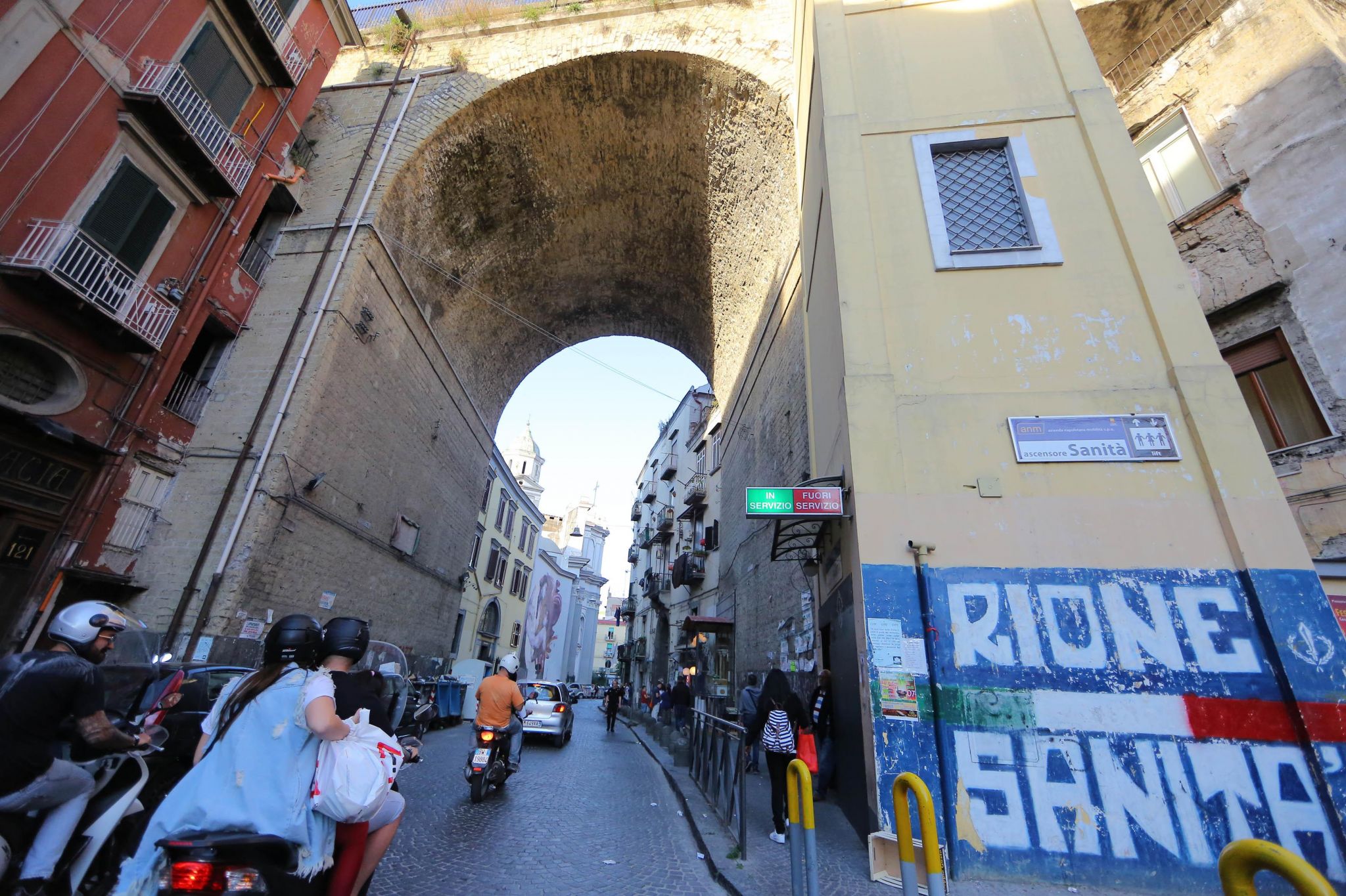 Napoli, al rione Sanità i carabinieri arrestano un 16enne per stalking alla ex e per lesioni alla madre di lei