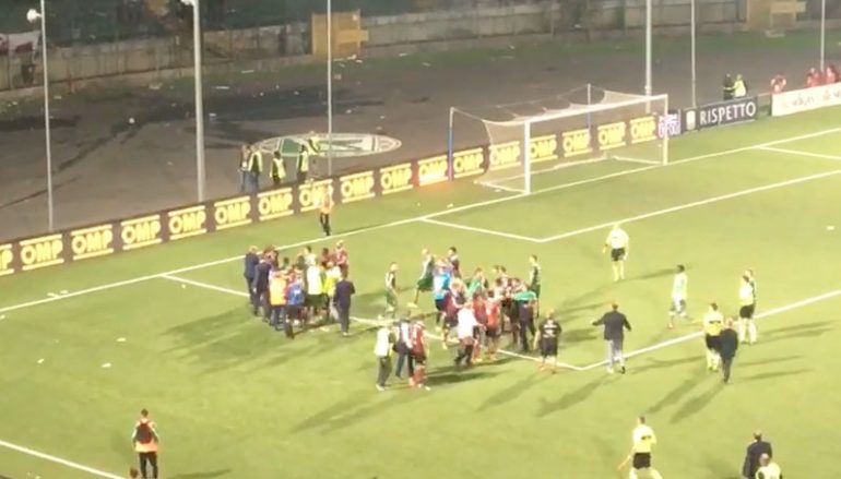 Caccia all’uomo in campo ad Avellino dopo la vittoria della Salernitana. IL VIDEO