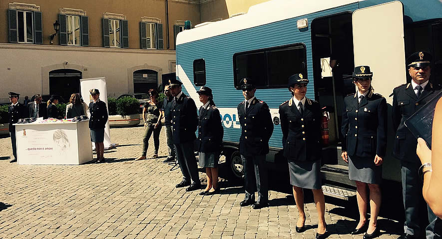 Camper antiviolenza della polizia, sette tappe a Napoli