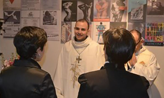 Il vescovo di Pozzuoli disconosce il prete che celebra i matrimoni gay