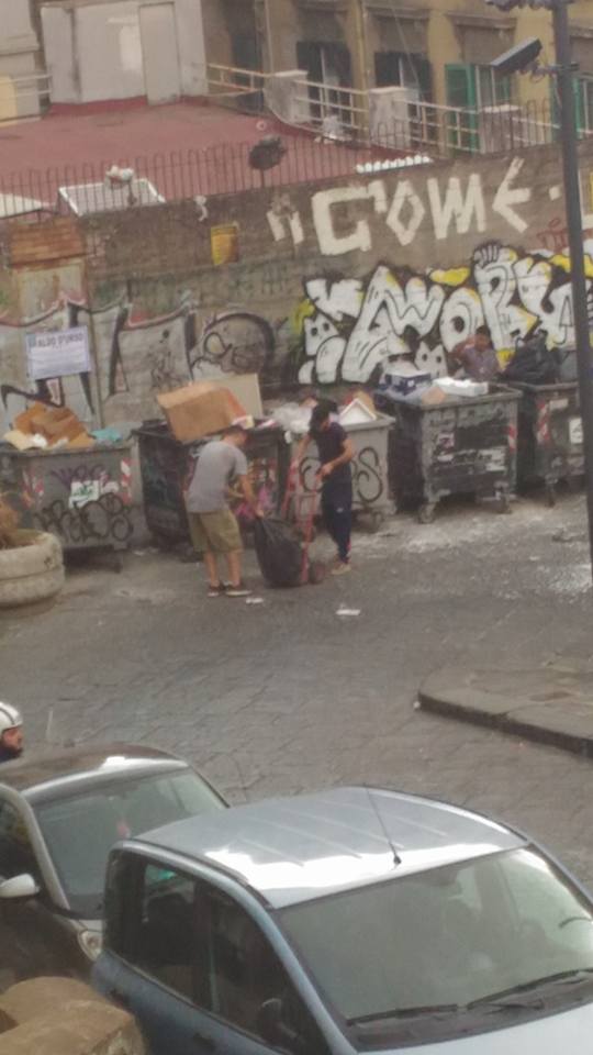 Napoli a Salita Pontecorvo incivili ripresi a gettare rifiuti al mattino. LE FOTO DELLA VERGOGNA