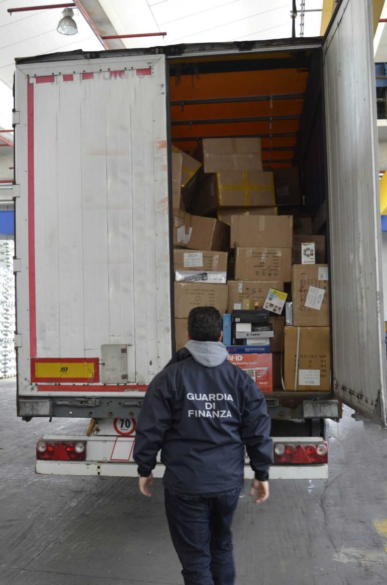 Sequestrati 7 milioni di prodotti non sicuri nel porto di Salerno. IL VIDEO