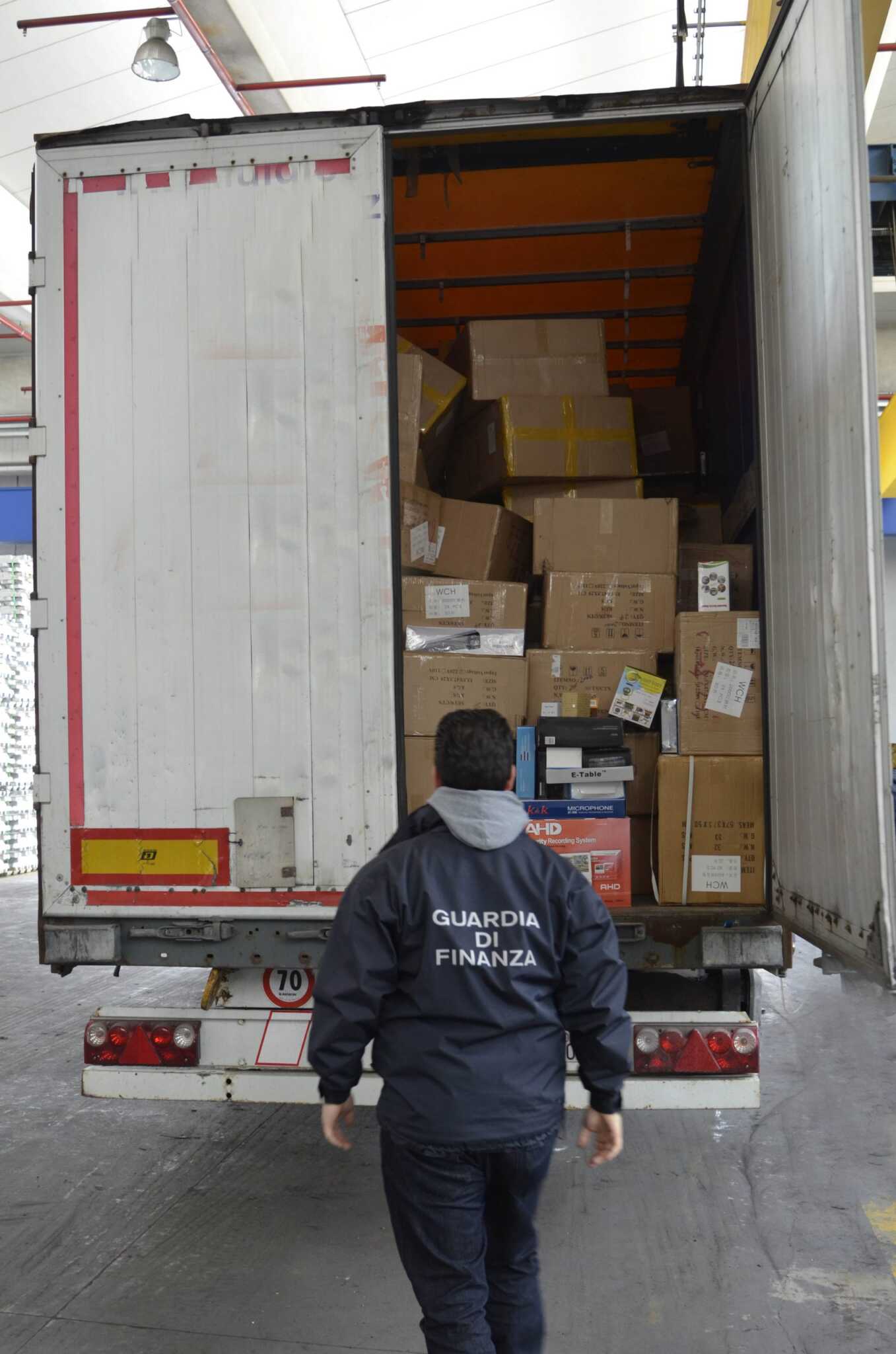 Sequestrati 7 milioni di prodotti non sicuri nel porto di Salerno. IL VIDEO