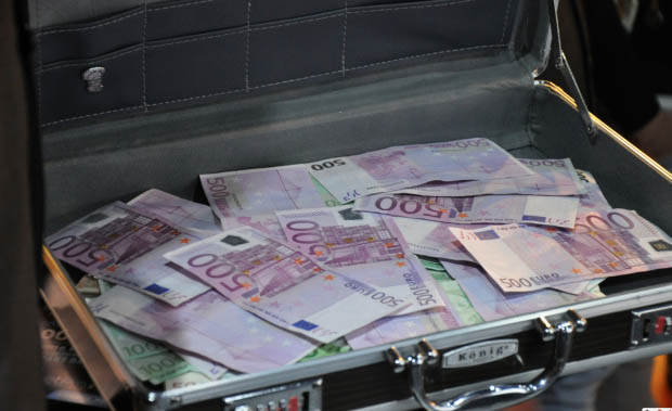 Castellammare: indagini sull’insospettabile e i 300mila euro nella valigetta