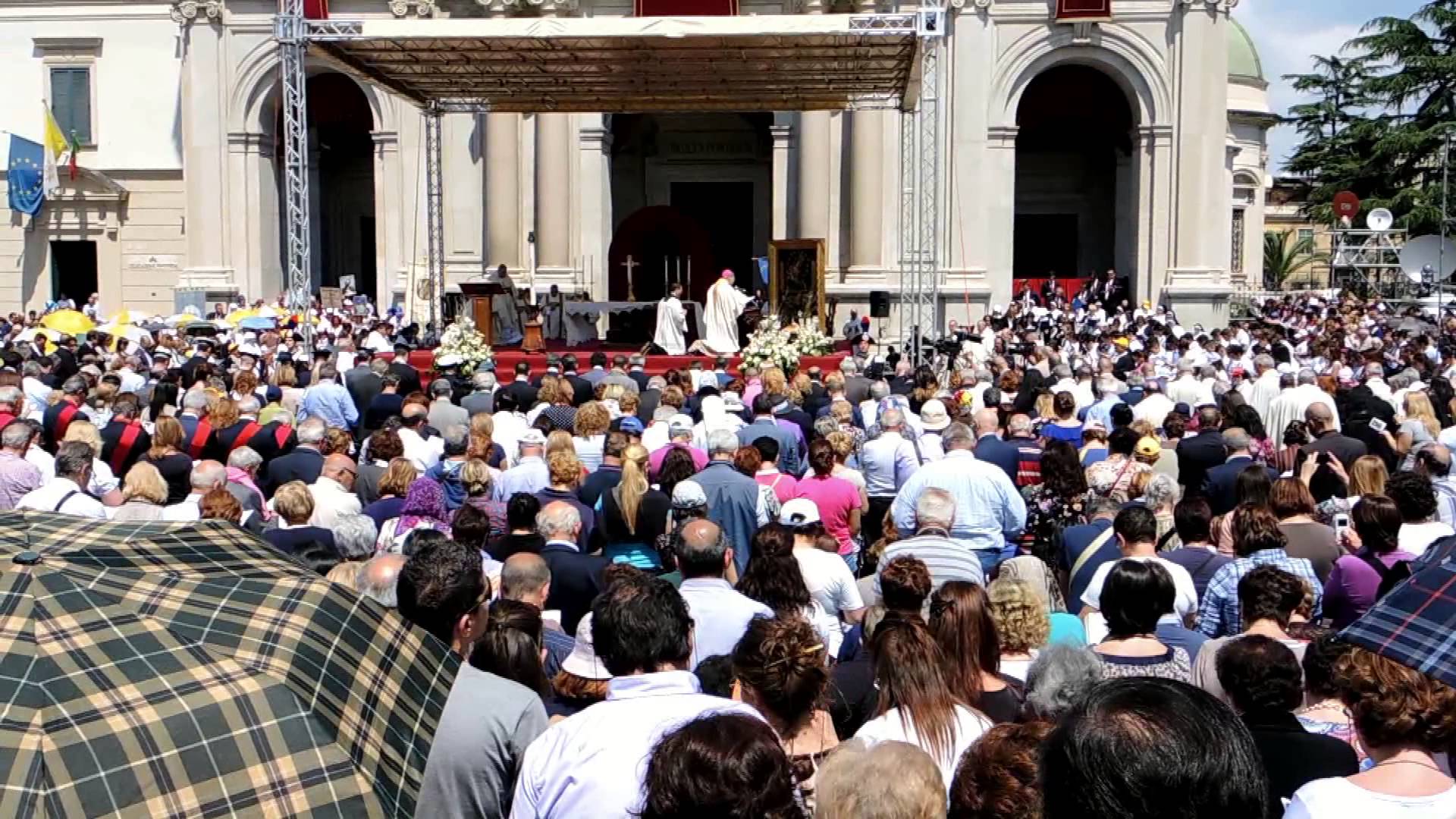 Supplica a Pompei: da vescovi, sindaci e migliaia di fedeli l’appello per la pace nel mondo