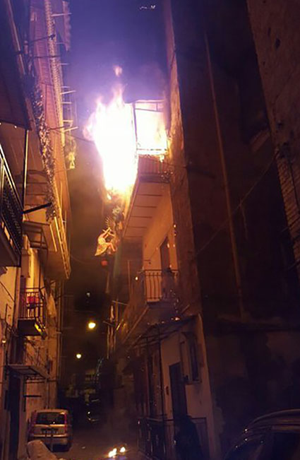 Napoli, incendio al borgo Sant’Antonio Abate: 57enne muore scivolando dal balcone per sottrarsi alle fiamme