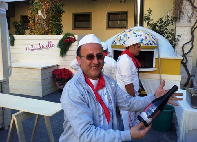 Zi Aniello al fianco di don Luigi Merola: ”La camorra? Noi formiamo i boss della pizza”