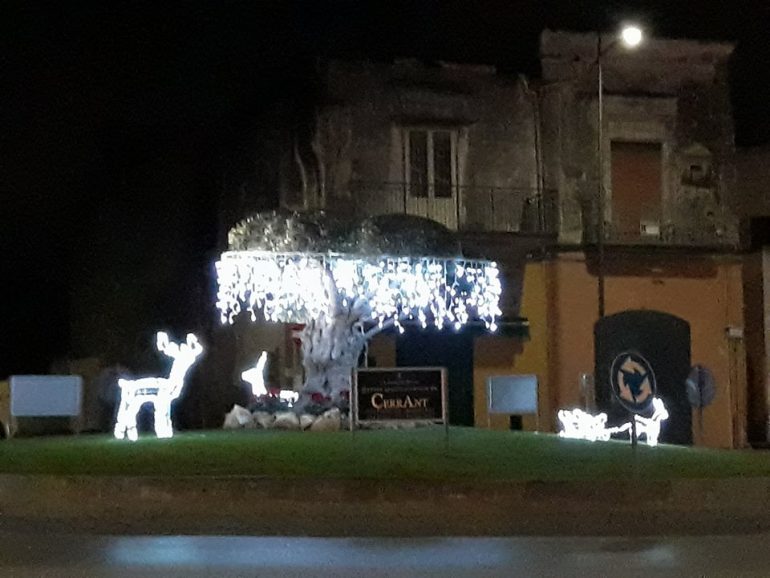 Sarno, ladri in azione a Piazza Lago. Spariti gli addobbi di Natale